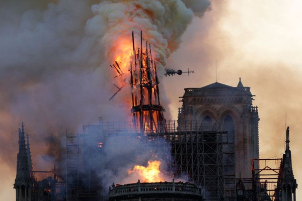 烧毁的巴黎圣母院，唤起的应是对文明的敬畏