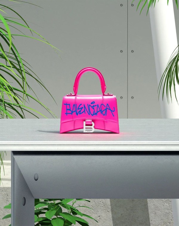 Balenciaga在中国五家门店推出手袋定制服务